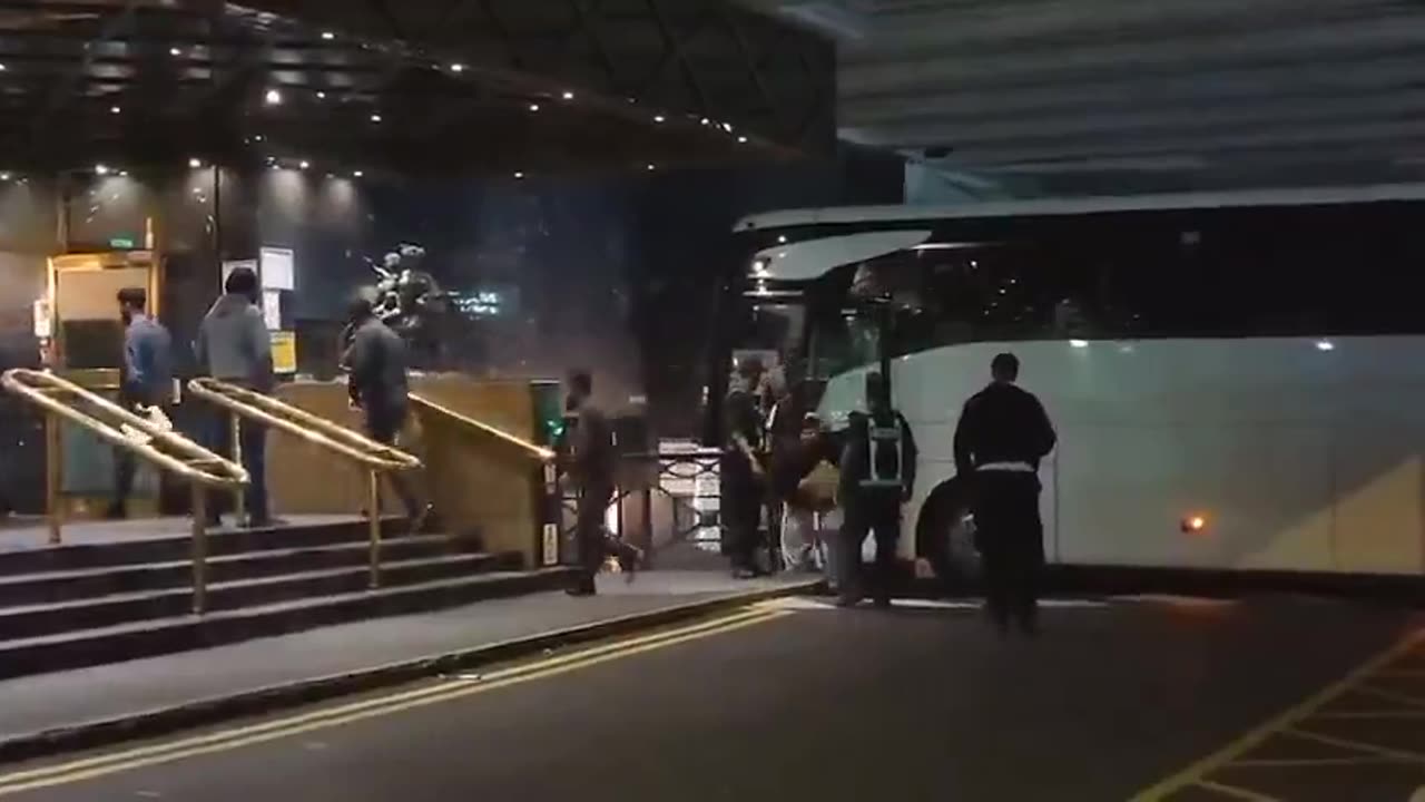 Μεγ. Βρετανια - μετανάστες με στρατιωτική περιβολή