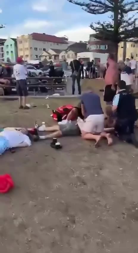 GRAPHIC:🚨BREAKING!! MASS SHOOTING DURING HANNUKAH CELEBRATION AT BONDY BEACH, SYDNEY, AUSTRALIA
