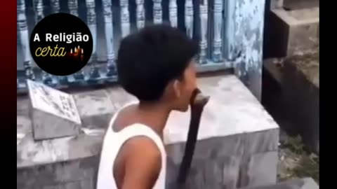 Menino Entra no Cemitério e Coloca Osso de Cadaver Na Boca