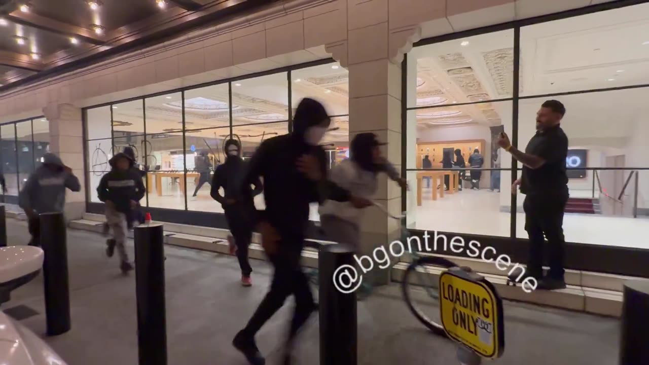 Apple store in downtown LA being looted tonight