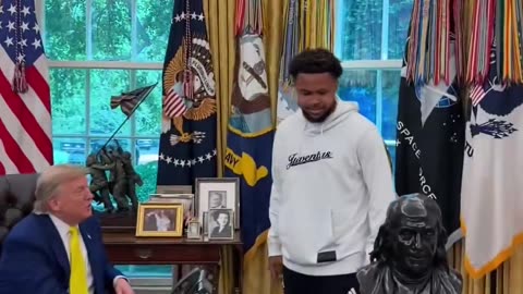 President Trump meets with Juventus in the Oval Office ⚽