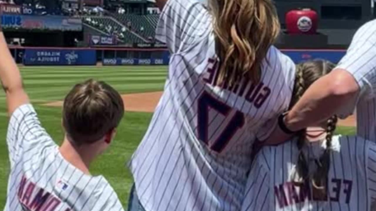 Savannah Guthrie Throws First Pitch at Mets-Yankees Game — Her Nervous Moment! - WorldEye