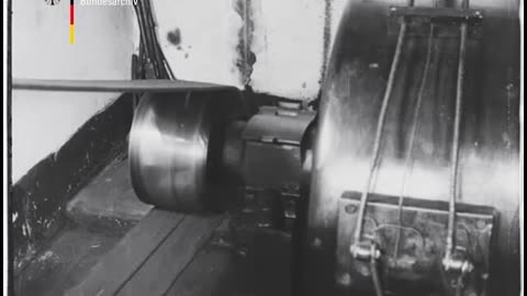 BArch_B_97053_1R_Treibriemen_aus_Pappe_und_Eisen_1