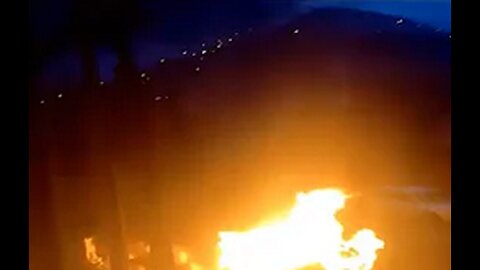Bomberos apagan un incendio( Lucha contra incendios)Coche se incendia de madrugada inexplicablemente