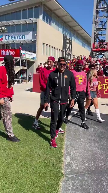 🏈 Iowa Cheerleaders beg Tyrese Haliburton for a picture at Jack Trice Stadium