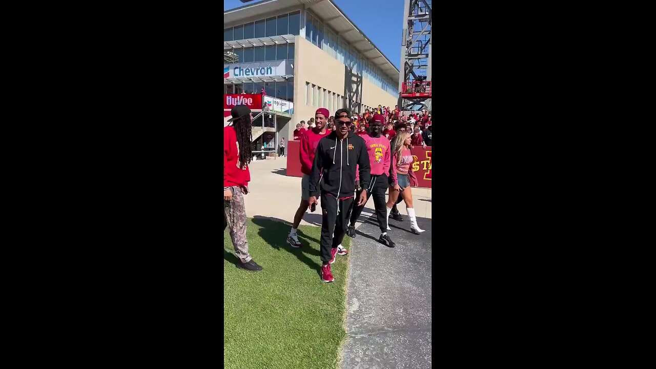 🏈 Iowa Cheerleaders beg Tyrese Haliburton for a picture at Jack Trice Stadium