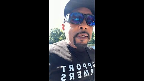 Daymond John congratulates Weedoo on winning Manufacturer of the Year