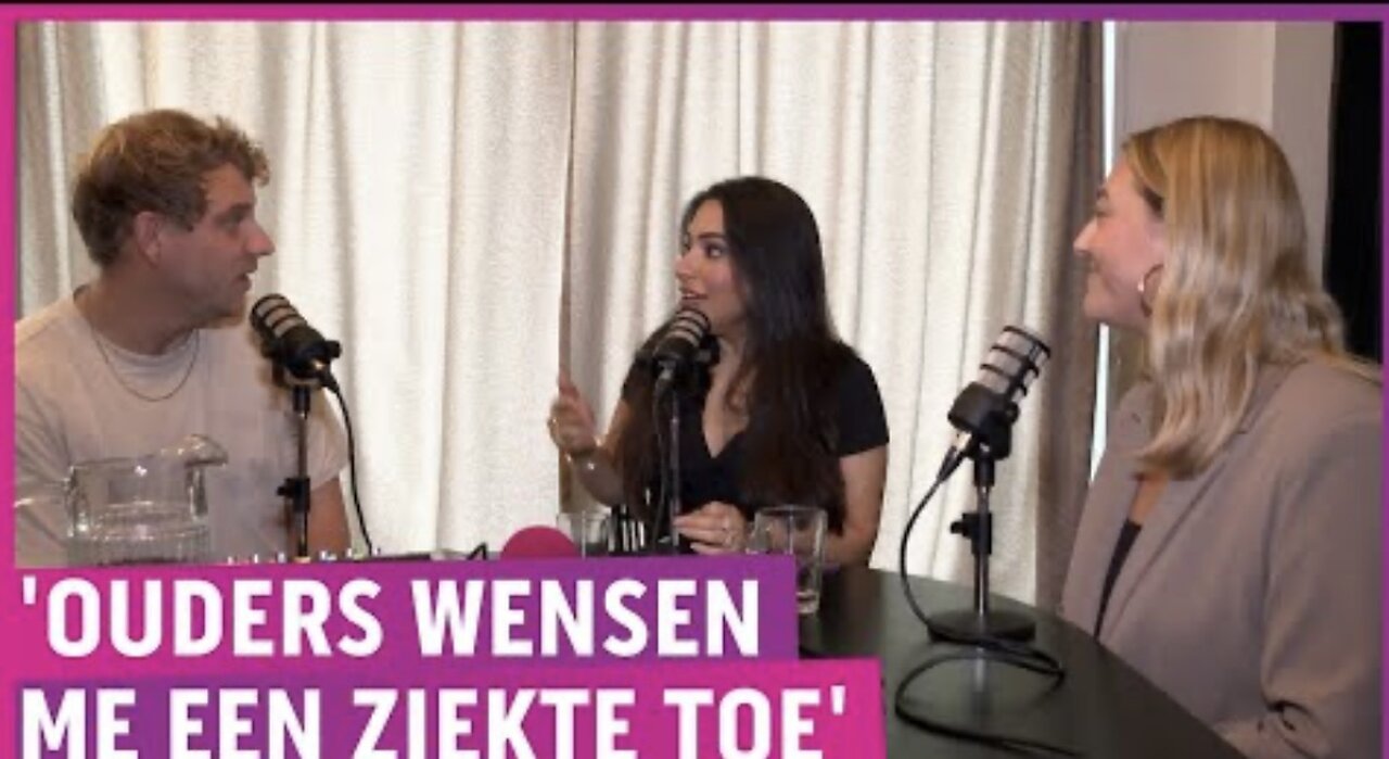 Lale gul bij een podcast 15