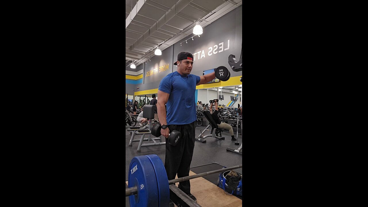 Single-arm lateral raise (Isolation exercise) ##lafitness #chuzefitness #planetfitness #preworkout