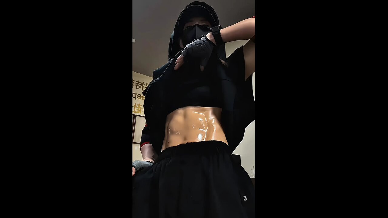 165108 pounds sister with eight pack abs 🖤🖤