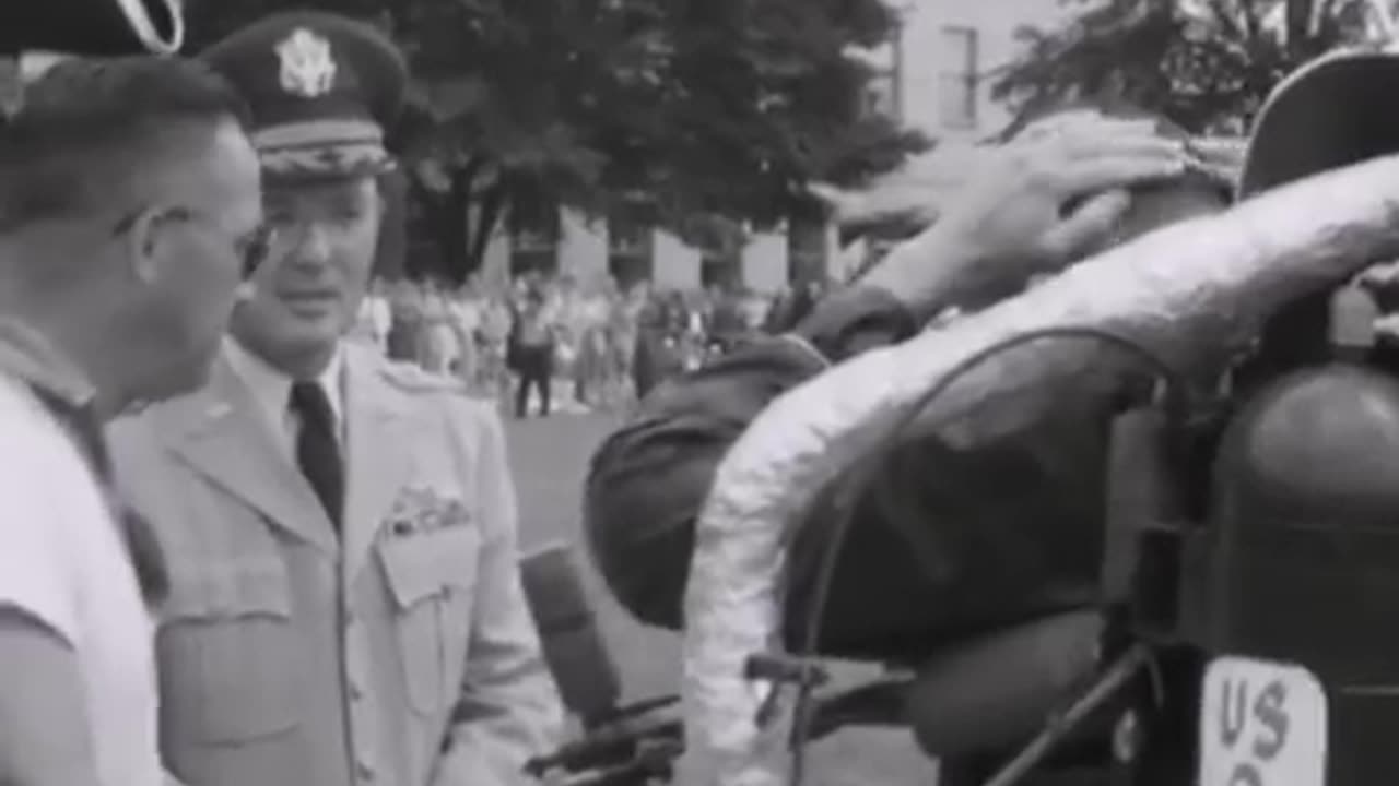 Demonstration of th... - Demonstration of the flying rocket belt, Fort Eustis, Virgin - 111-LC-45135