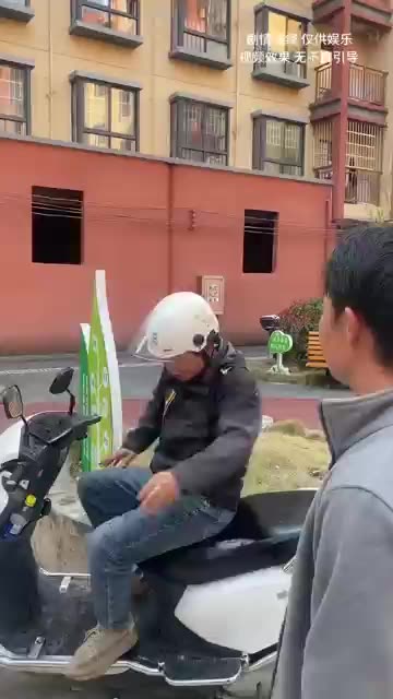 Hey, what are you doing..... Wait, I'll get you..........!😂 😂 😂