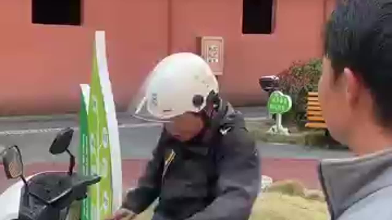 Hey, what are you doing..... Wait, I'll get you..........!😂 😂 😂