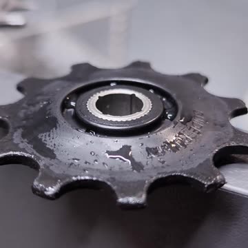 How to clean a bicycle rear derailleur properly