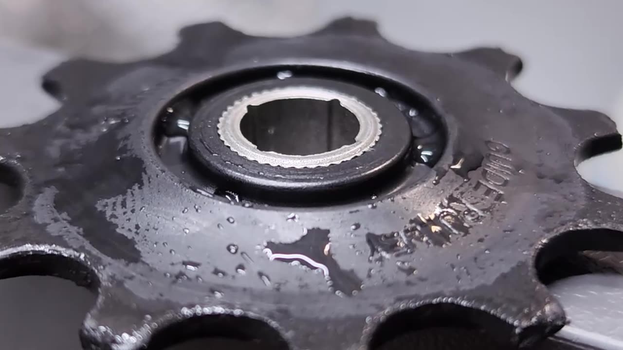 How to clean a bicycle rear derailleur properly