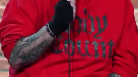 Did #StrangerThings forget it’s an 80s show? 😂