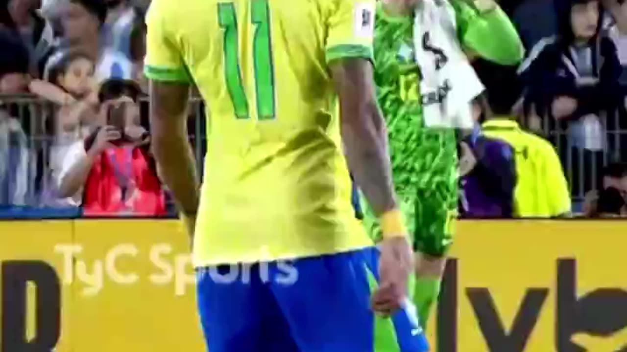Raphinha talked too much before the match and received a little gift from the Argentines.