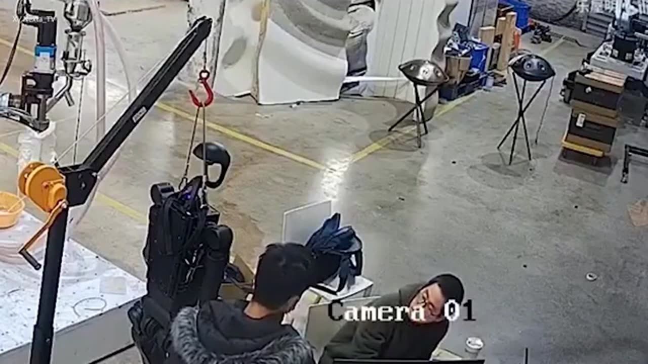 Incident alarmant në Kinë, roboti në fabrikë sulmon operatorët