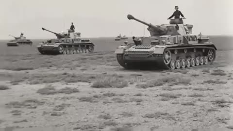 Panzer IV crews enjoy a break in the ocean