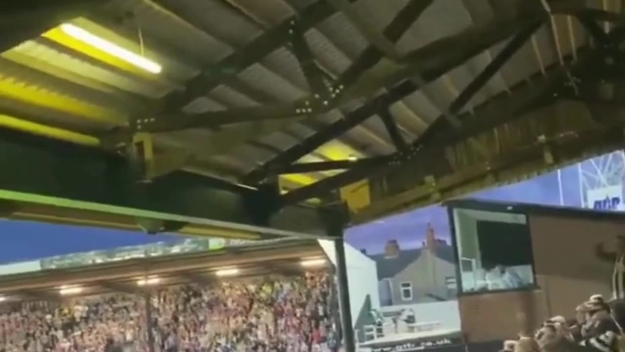 Grimsby fans with a brutal chant aimed at Man Utd boss Ruben Amorim 😳