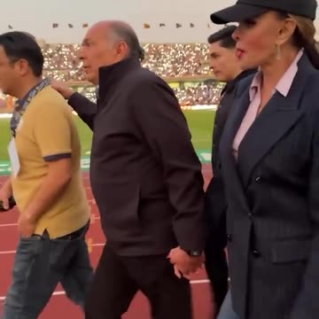 #lucíaméndez En un partido de fútbol agarrada de la mano con #antoniopérezgaribay. ¿Serán novios?"