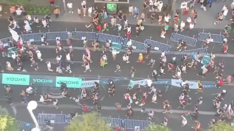 Isso aconteceu na Espanha.Cancelaram o maior evento de ciclismo porque havia corredores judeus.