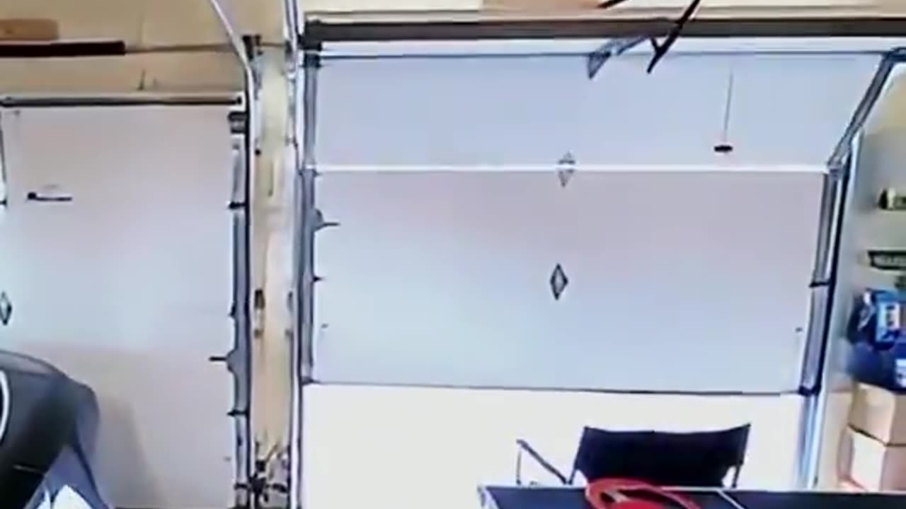 HOA Demands Homeowners to Keep Garage Doors Open