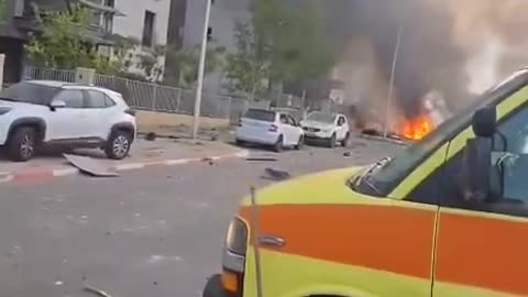 🇮🇱/🇮🇷 Ambulances arrive at one of the impact sites in Israel