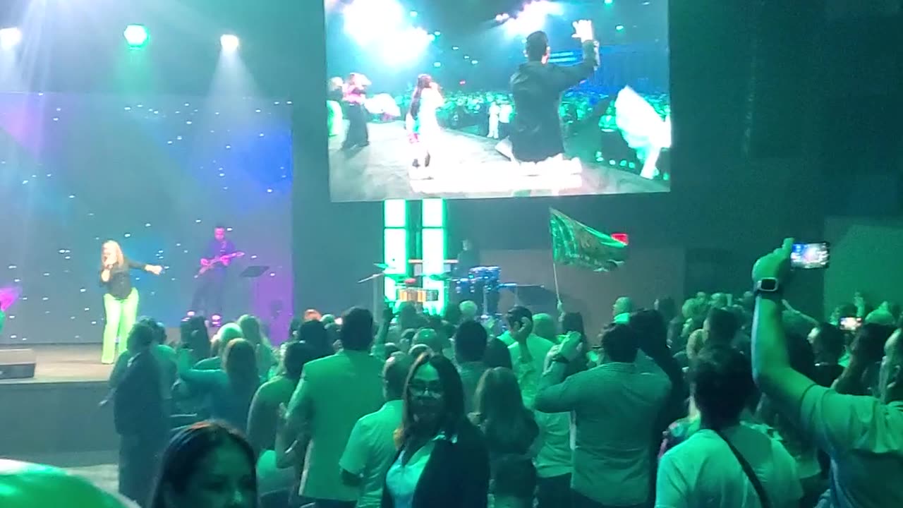 Adorando al que vive ... ♫♪♬♩𝄞 Alpha & Omega Church