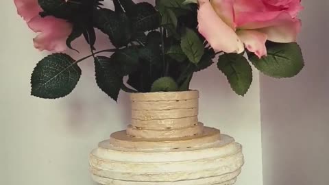Amazing Cardboard Crafts： Turn Trash into Treasure