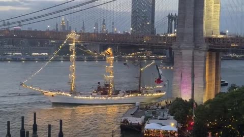 Mexican navy tall sailing ship collides with Brooklyn Bridge in New York