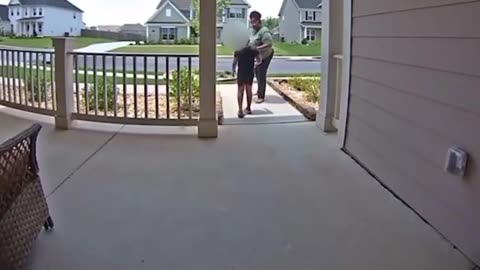 Sheboon teaching her niglet how to be a porch pirate