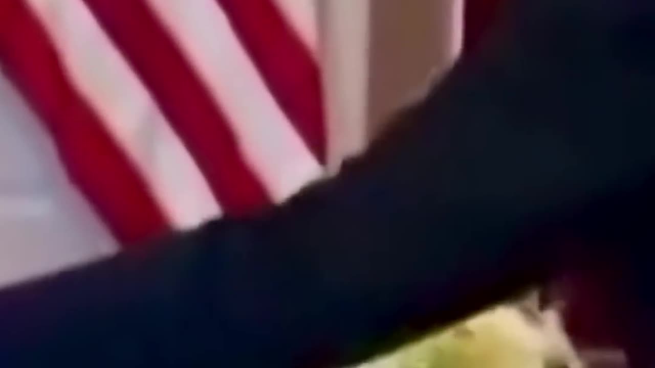 DONALD TRUMP,NOBEL PER LA PACE il criminale di guerra Netanyahu con un mandato di cattura internazionale della CPI che candida al nobel per la pace chi bombarda e che gli da armi e aiuti militari allo Stato sionista d'Israele nella guerra...