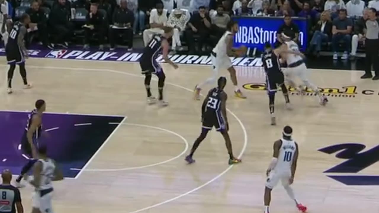 Klay Thompson, Mavericks oust Kings, keep playoff hope alive