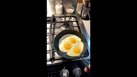 Cooking eggs 🥚