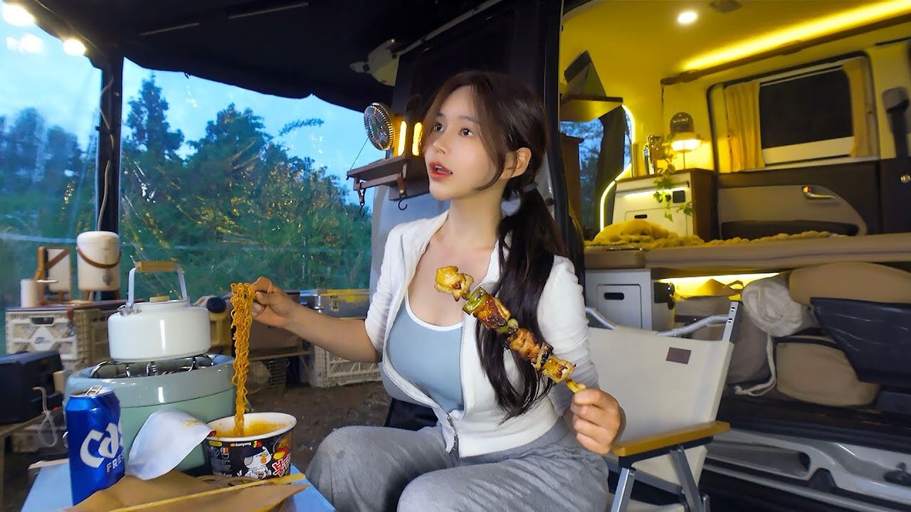 Sleeping alone with my dog in a small camper van in a green meadow 🚙 | Chicken skewers and Mac