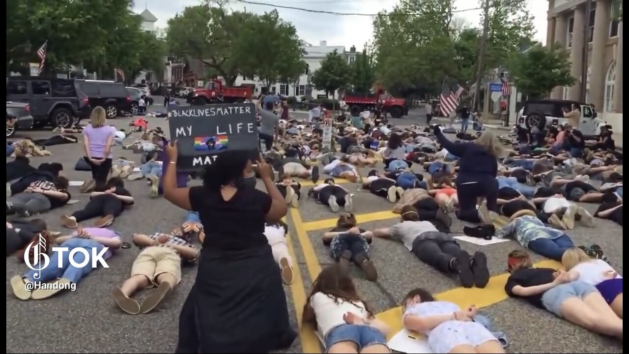 ACTIVIST BLOCKS STREET🧟‍♀️🚏🧟‍♂️ 🏪TO PROTEST GEORGE FLOYD DEATH🧟🏢💫