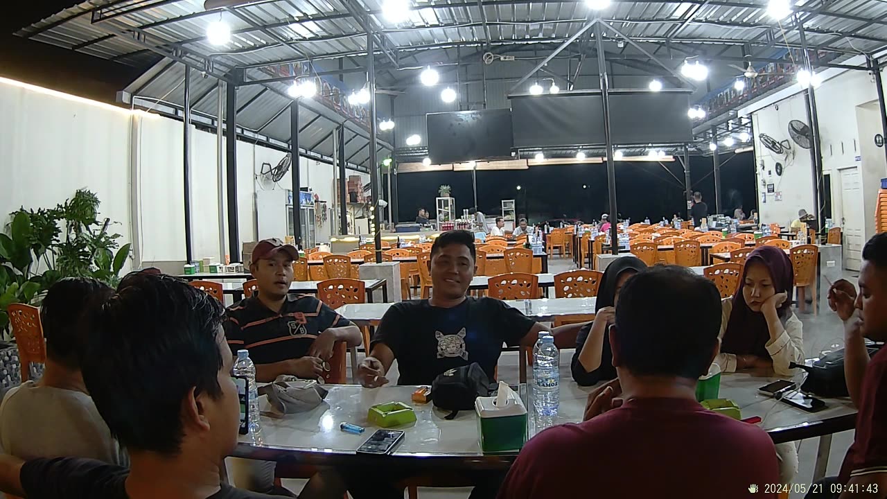 The Café Debate: Tradition vs. Modernity