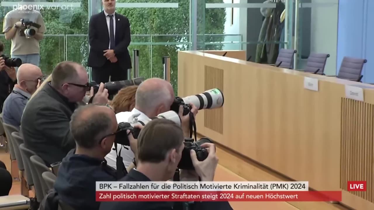 LIVE: Pressekonferenz von Innenminister Dobrindt zu Fallzahlen politisch motivierter Gewalt