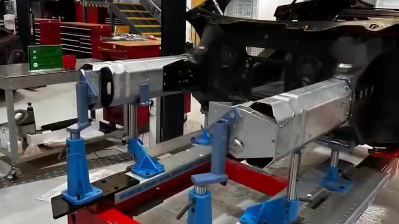 @LuxuryCarRepair at McLaren training on #CeletteBench