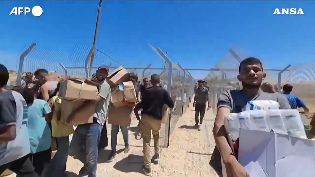 NOTIZIE DAL MONDO Gaza,continuano gli assalti ai centri di raccolta degli aiuti umanitari.Le immagini da Rafah (da una telecamera di sorveglianza) e da Nuseirat