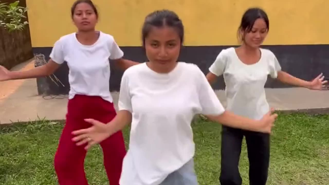 Girls Very Funny dance