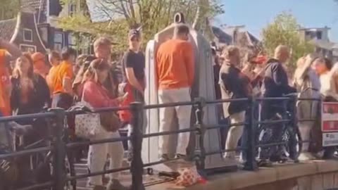 La orina de los urinarios públicos desemboca en los canales de Ámsterdam