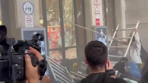 🇮🇹 Pro-Palestinian vandals have launched a major riot in Italy