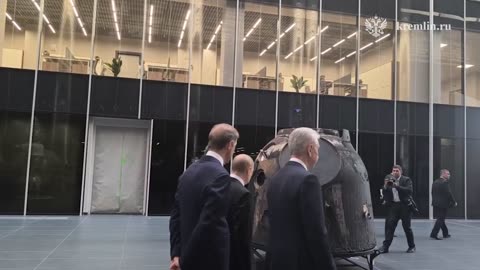 Владимир Путин осмотрел космические аппараты в новом Национальном космическом центре