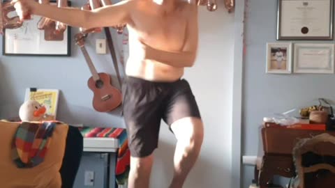 What does Mr. Happiness also known as Montréal's Snowrunner do when it's too cold 🥶 to run outside?❤