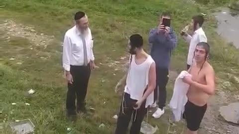 Chabad Jews in Ukraine strip down in drinking well