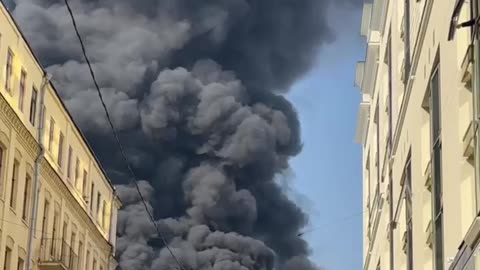 🔥 A large-scale fire breaks out in the center of Moscow: a penthouse in one of