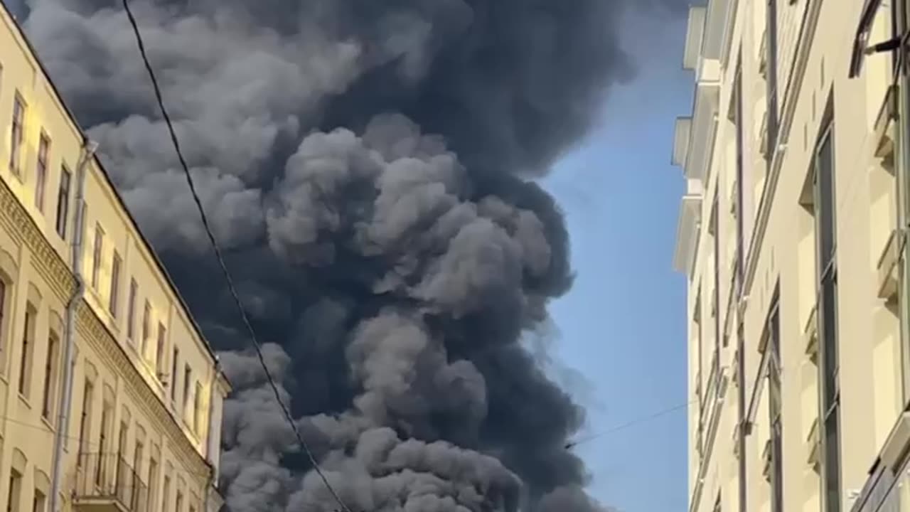 🔥 A large-scale fire breaks out in the center of Moscow: a penthouse in one of
