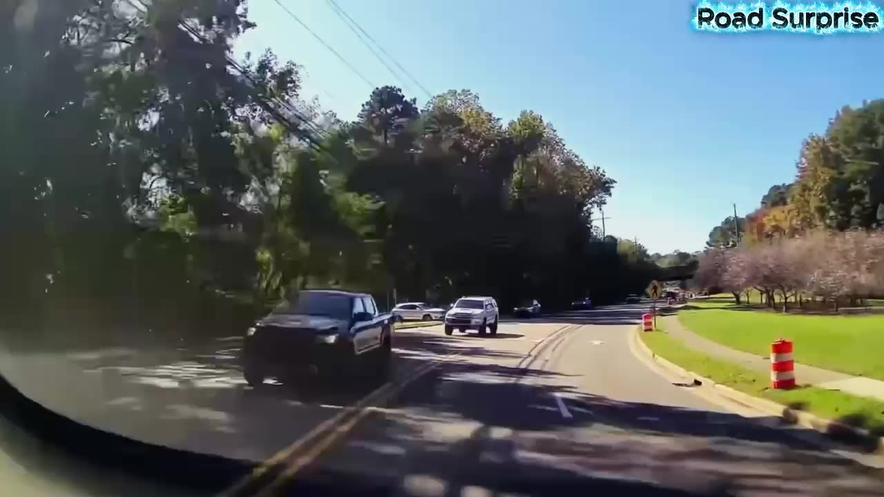 Dashcam / Something is on the road !